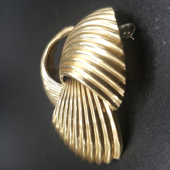 Krementz Vintage Triple Swirl Goldtone Brooch - Picture 3 of 4